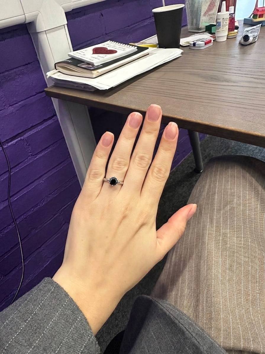 Помолвочное кольцо с черным бриллиантом 0.3 ct.