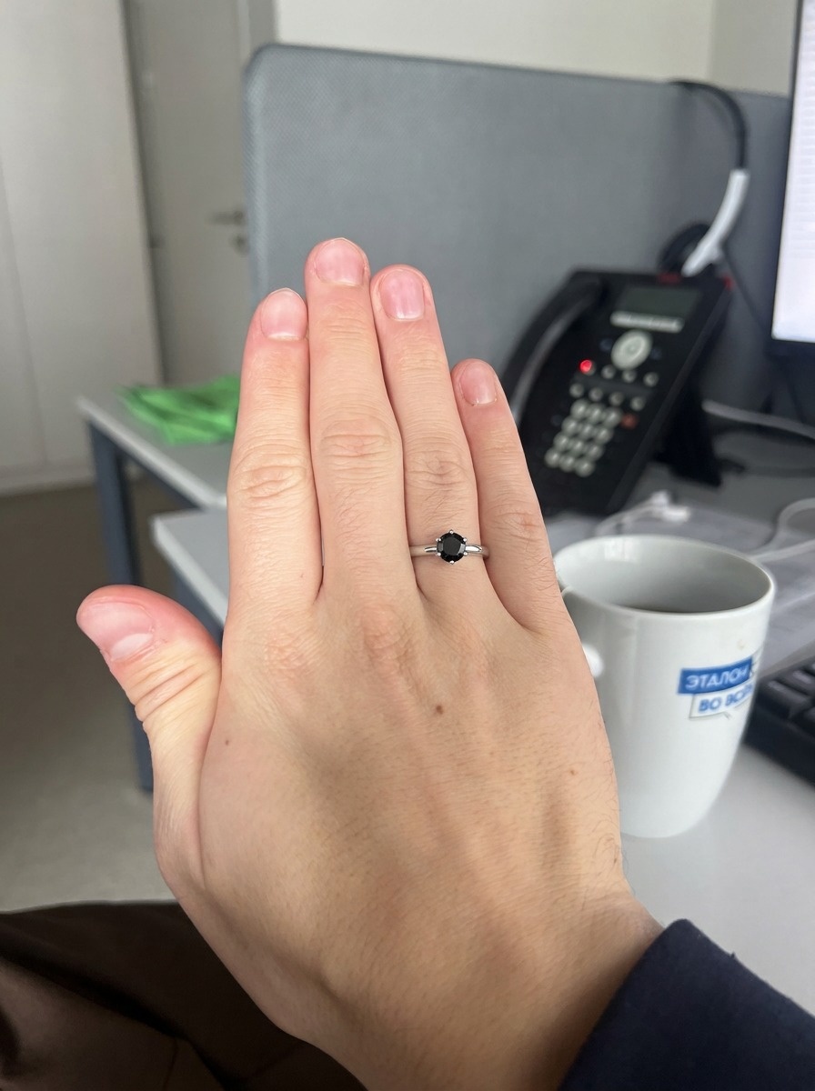 Помолвочное кольцо с черным бриллиантом 0.3 ct.