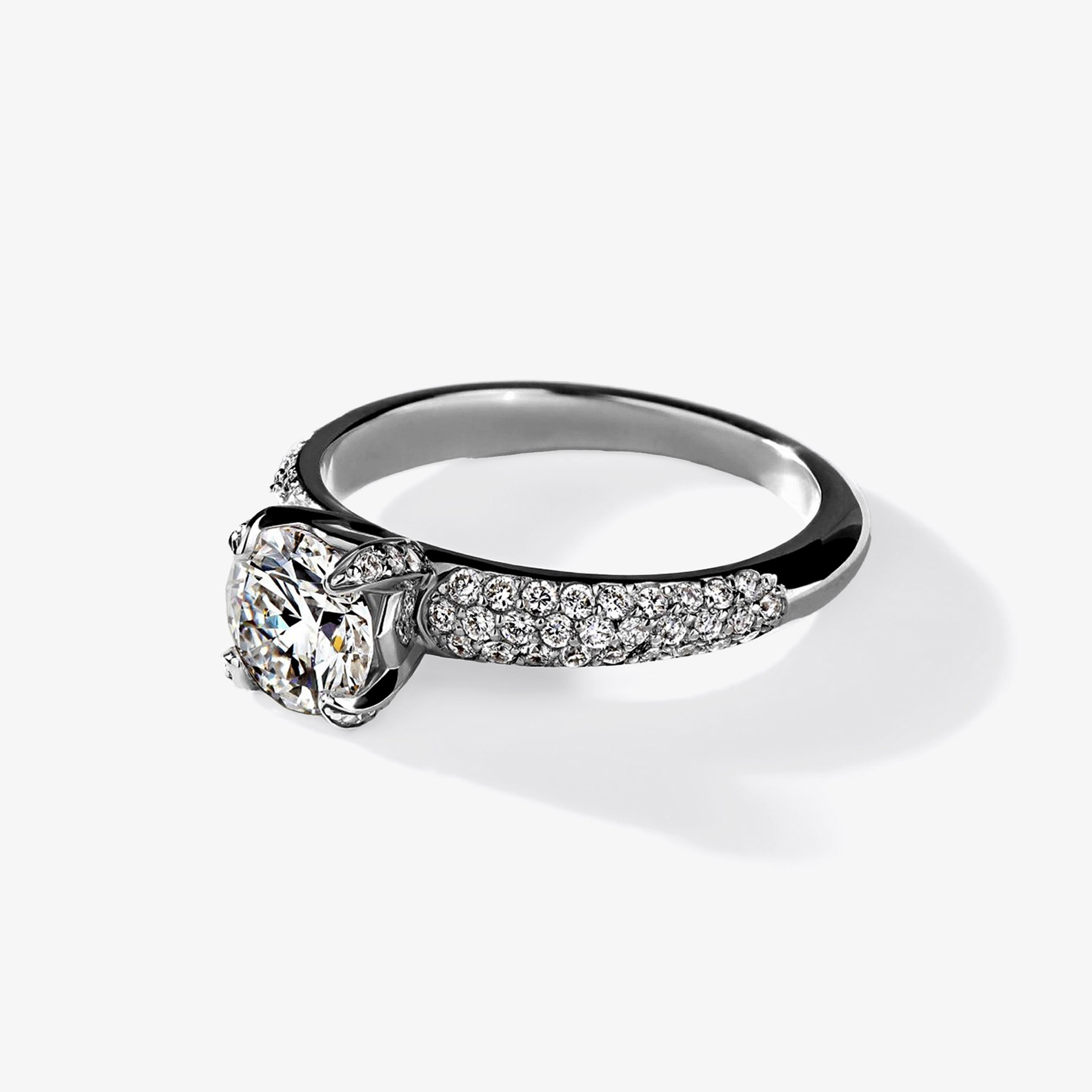 Помолвочное кольцо 0.5 ct. с россыпью бриллиантов